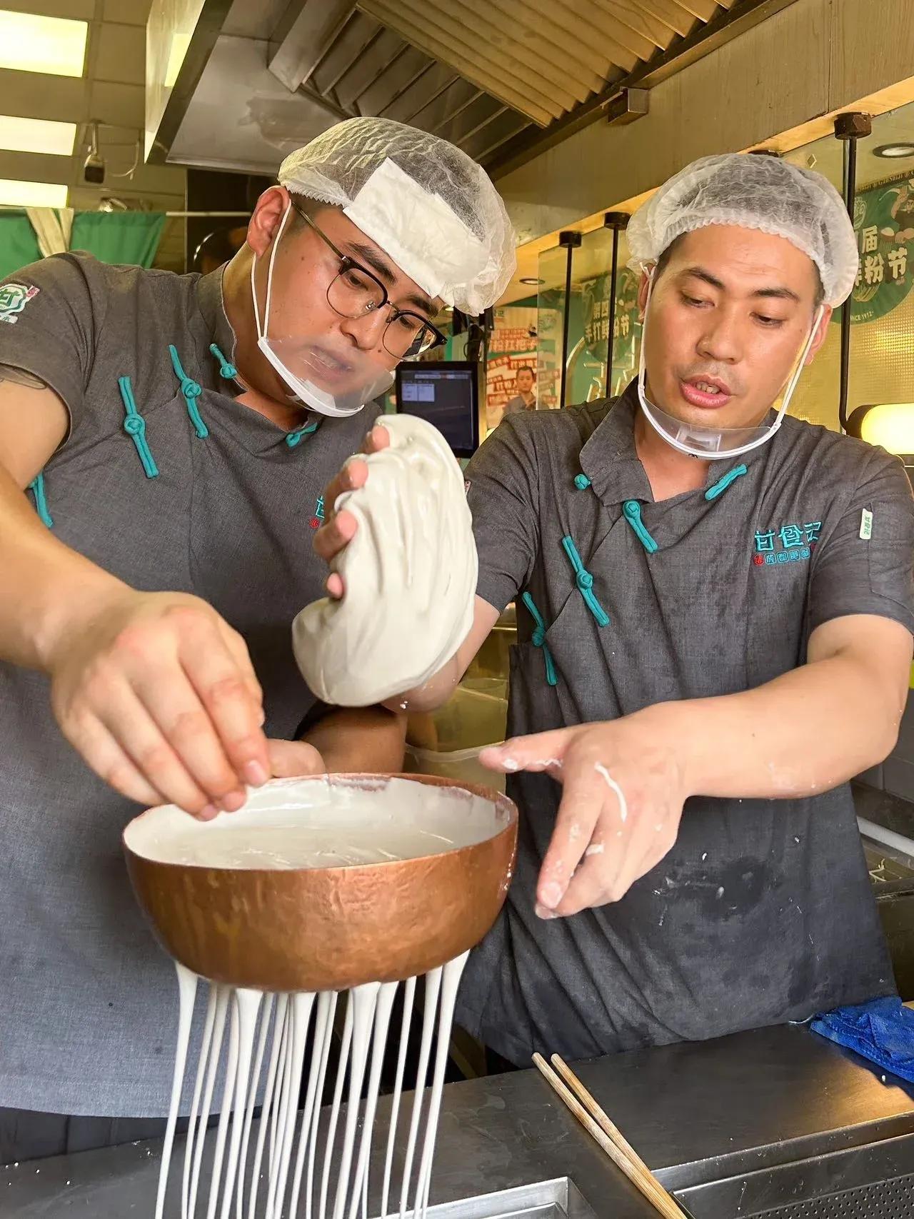这家店能秒掉成都大部分肥肠粉店


肥肠粉作为成都美食的代表之一，四川人对肥肠的