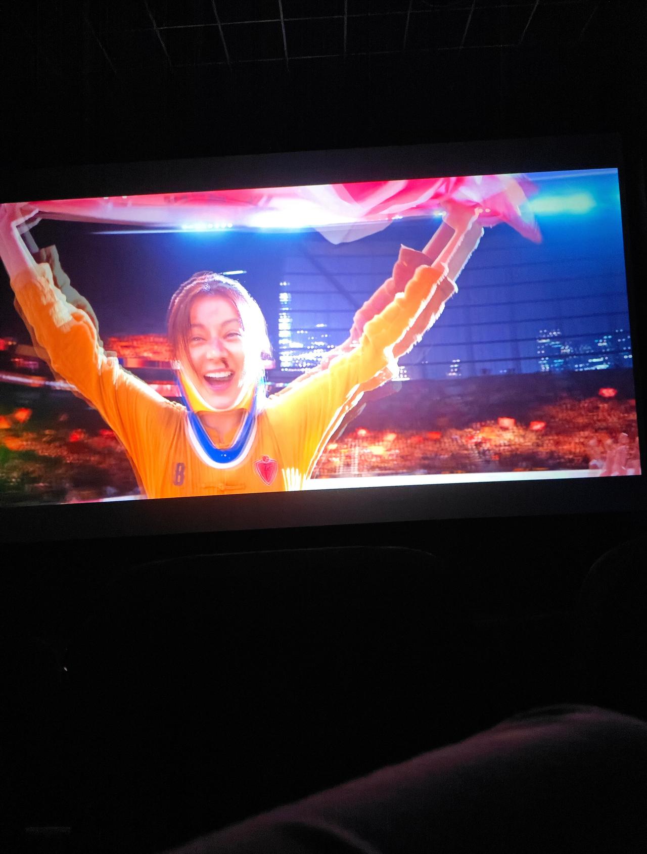 昨天去看了功夫女足 看完感慨星爷邀请迪丽热巴来饰演钰珑完全是眼光毒辣。
看这部电