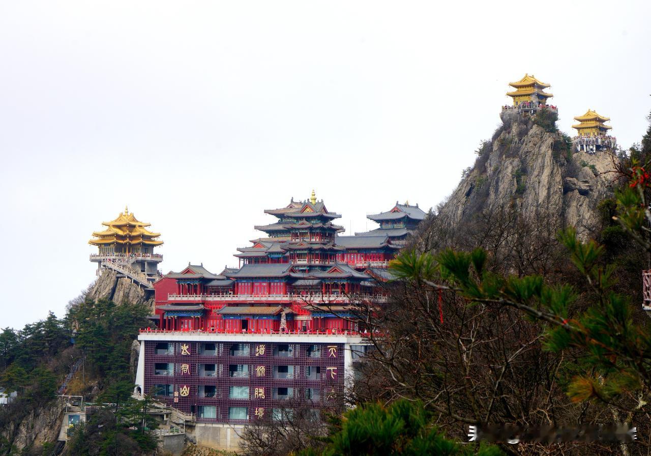 洛阳，老君山有多好看啊老君山，山本身没什么特别好看，就是几个金顶和老子的故事吸引
