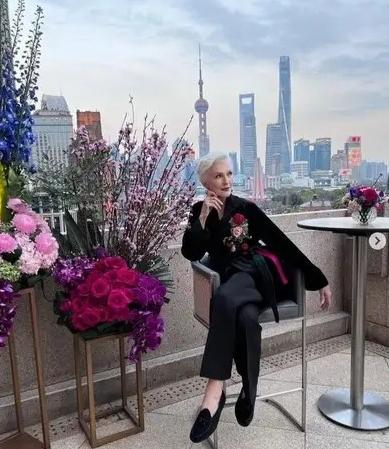 世界首富他78岁老妈随口一句“中国基建太牛了”，竟然让西方网友集体破防破大防了！