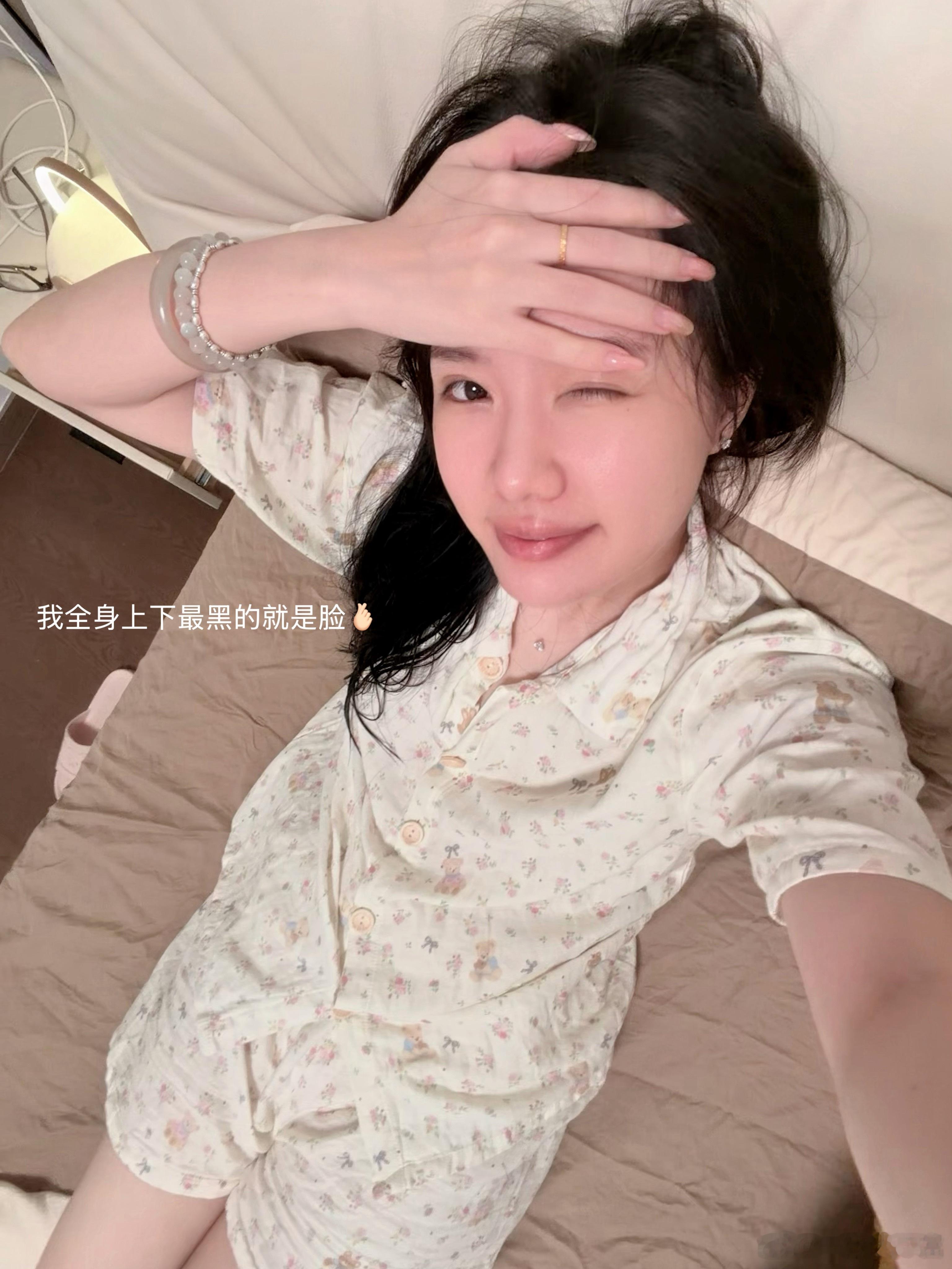终于躺在新家的床上了 舒服~但是收拾是无止尽的 目测工作量艰巨加油吧(•̀ө•́