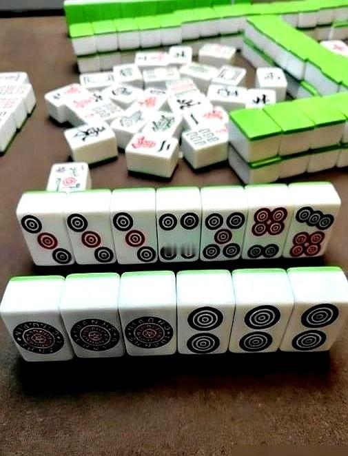 打了三年麻将，自认高手，结果一把牌差点给我干懵圈！

牌一摊，我傻了。脑子里嗡嗡