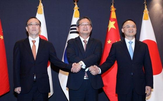 #韩国政治#【中日韩三国外长将于11月26日在釜山会面】

中国，日本和韩国的三