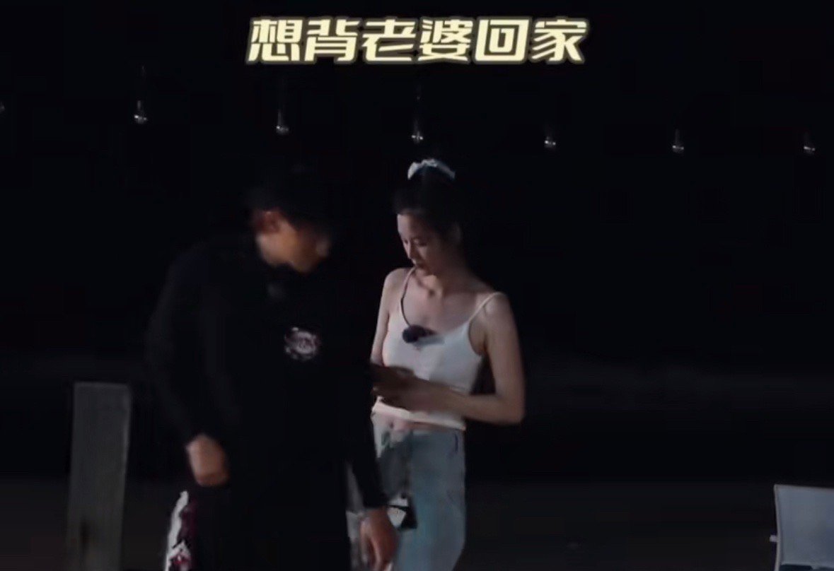 黄子韬徐艺洋像在演偶像剧黄子韬背着徐艺洋散步，边走路边边回忆过去，徐艺洋嘴上说不