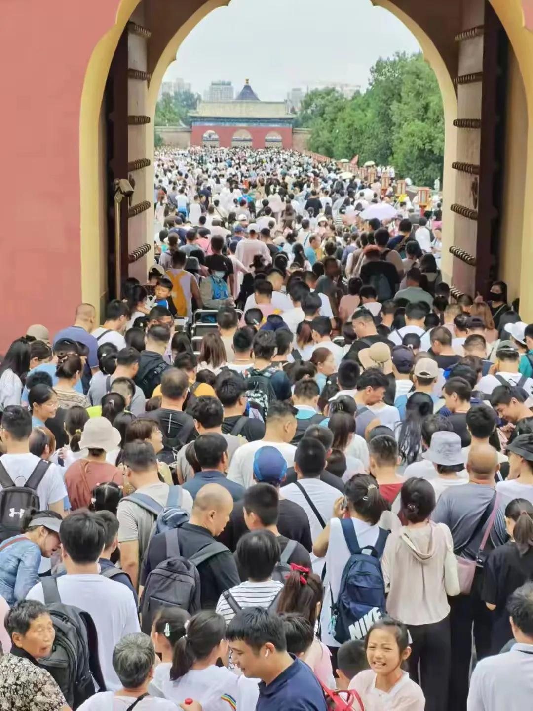 #什么季节适合去北京旅游?#
昨天在北京坐地铁，都很晚了人是真多啊。感觉很多都是