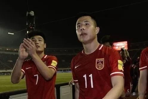 人设崩塌，是真是假？继颜、吕、吴之后又一知名国脚被爆出轨，网友:怪不得国足成绩一