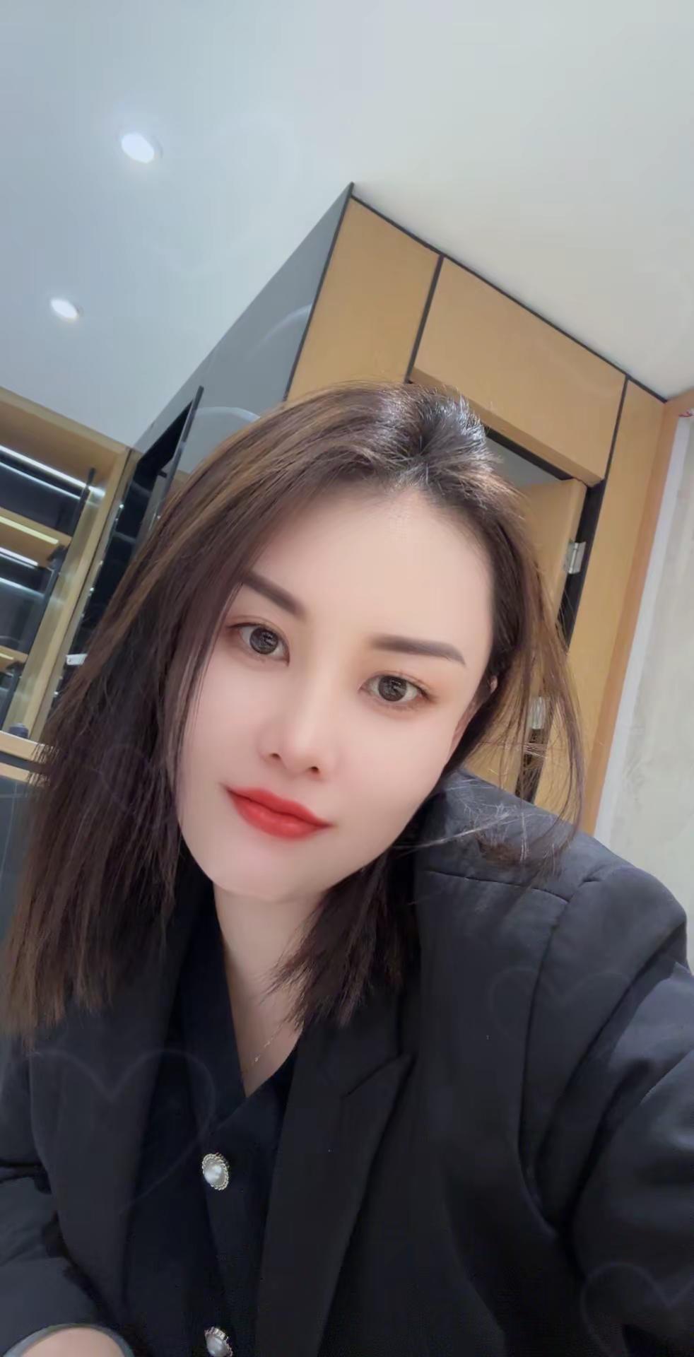 五一全国放假3天，我全天上班三天，差距追求不同，各有活法，开心了就笑，累了就休息