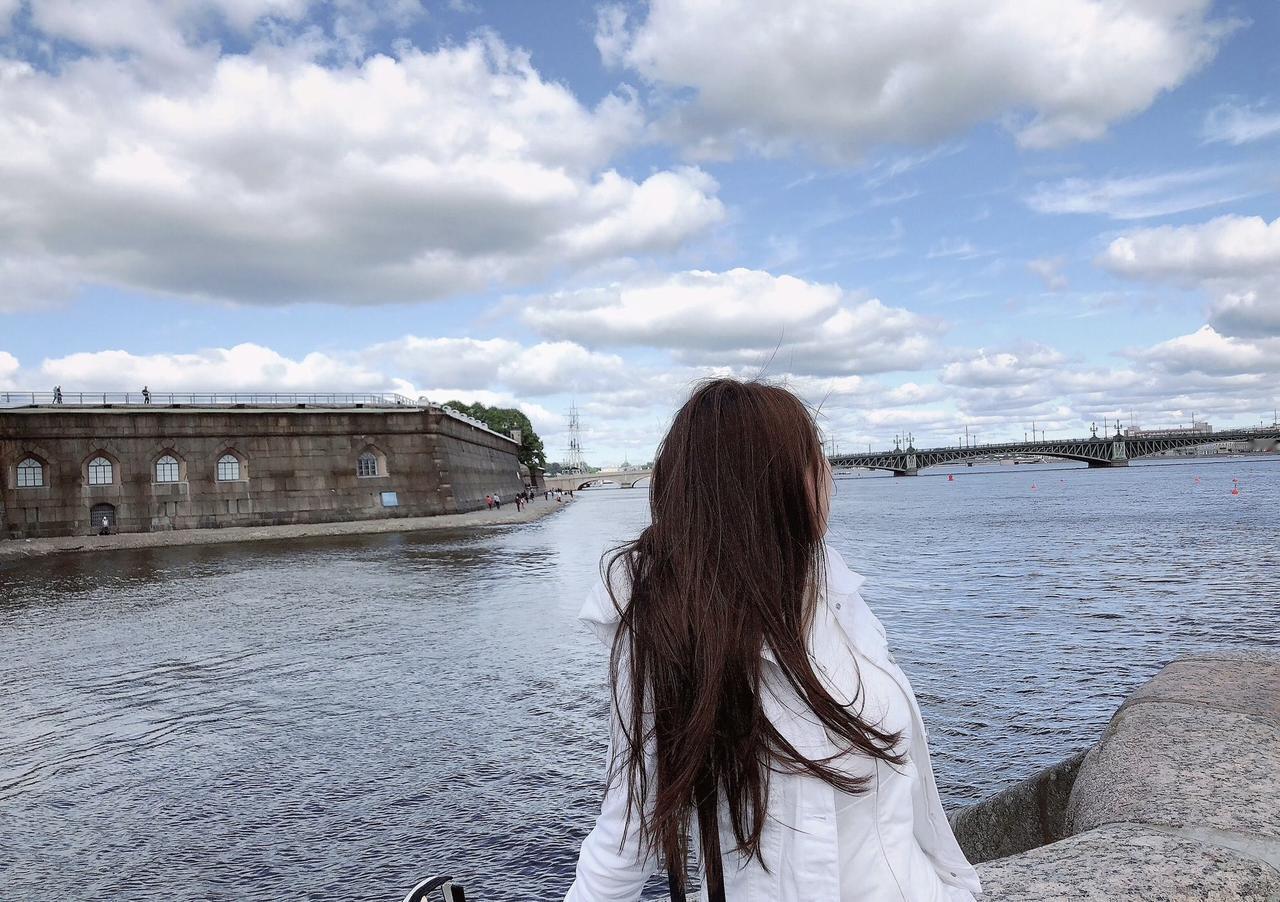 不必奔赴山海，身边自有星辰。