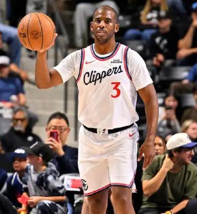 北京时间12月3日，快船宣布和保罗分道扬镳，后者已经不是快船的球员了！

保罗休