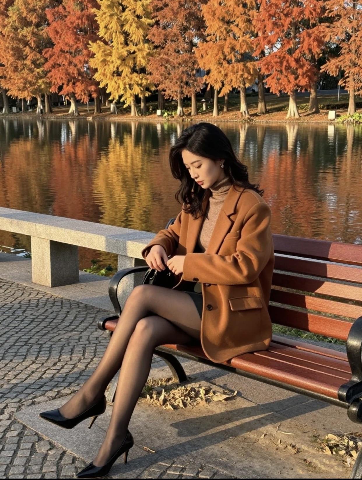 秋水共长天一色，红叶映湖畔。