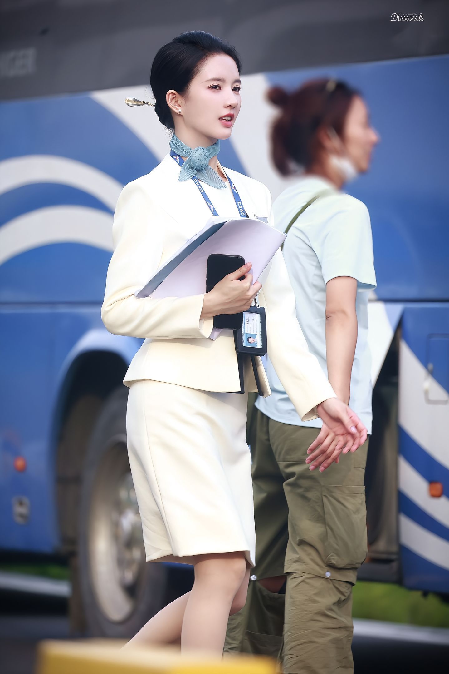 刘些宁飞到我心上饭拍，空姐制服好美。 ​​​