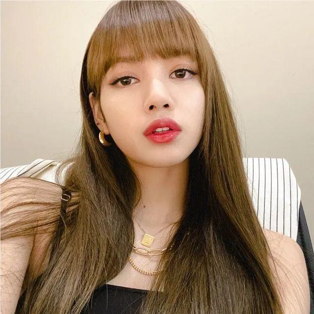 韩国女团 BLACKPINK 成员 Lisa 近日在法国参加了疯马秀，引发一系列