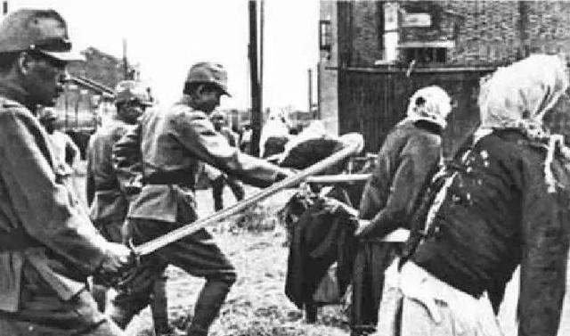 在冰天雪地的西伯利亚，寒风充斥着每一个角落，数不清的日本战俘穿着单薄的衣服站在雪