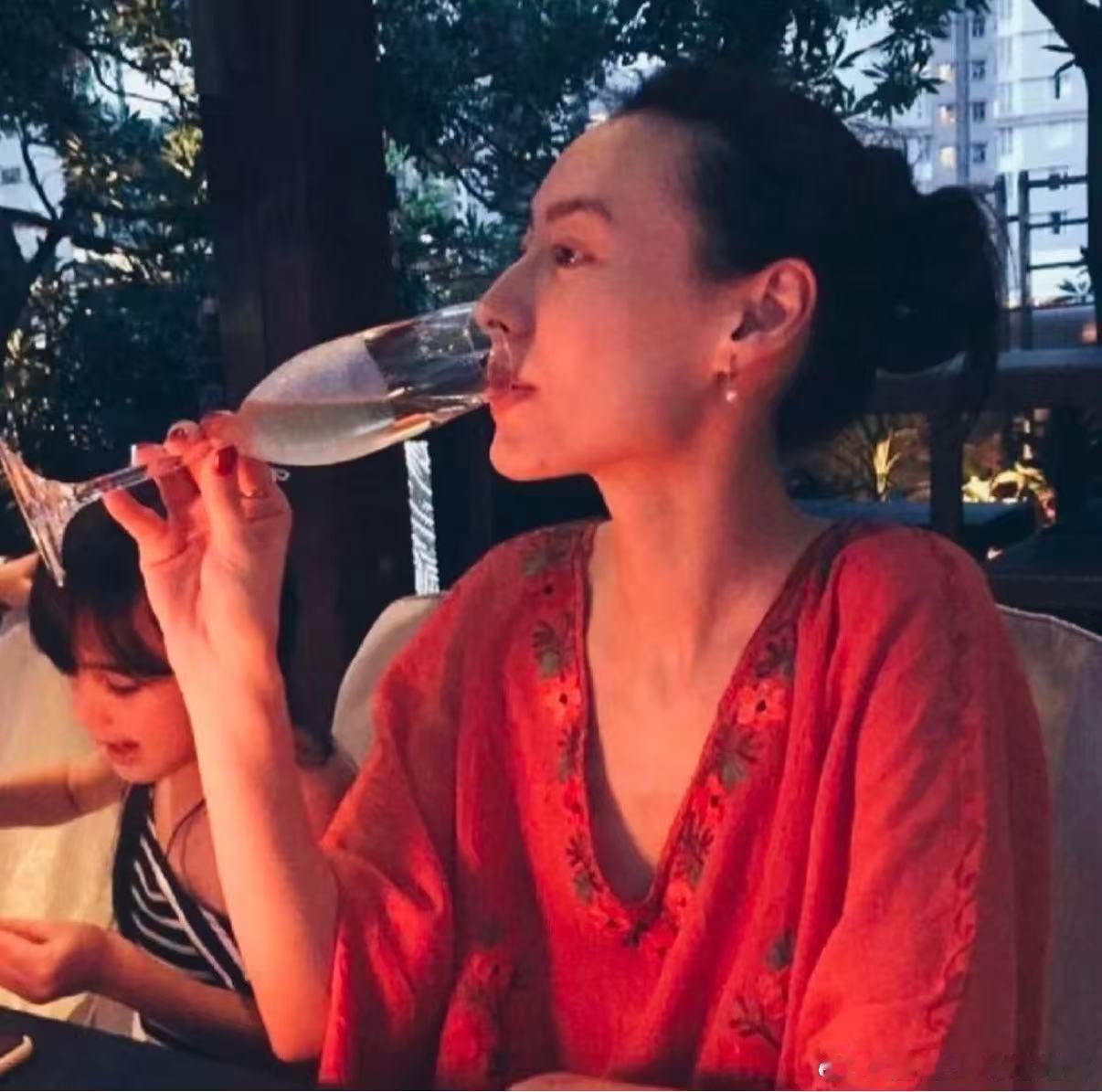 梁洛施Isabella 她主要是有一种浑然天成的松弛感➕贵气感 ​​​