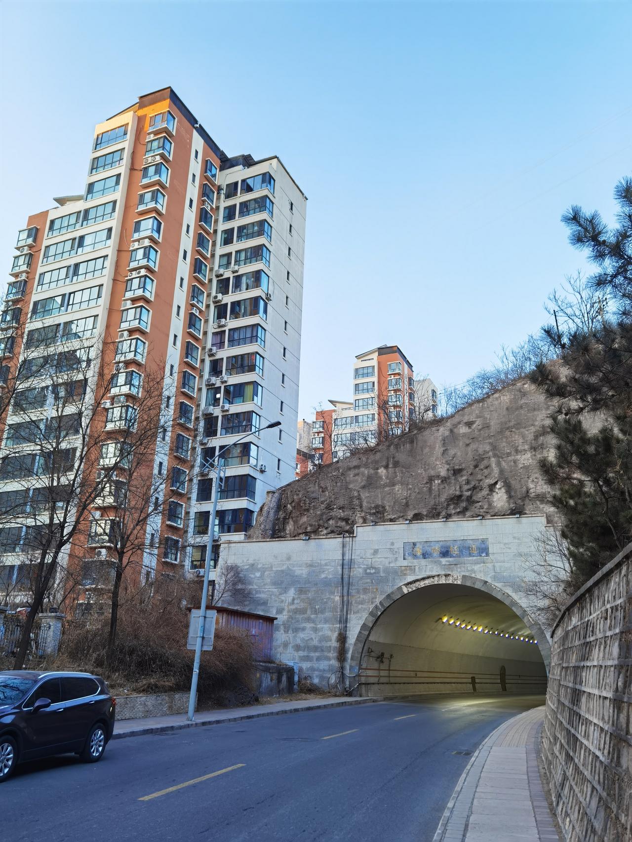 高层住宅建在隧道旁边，算是承德山城特色。

承德市区有七八个隧道，这在北方城市里