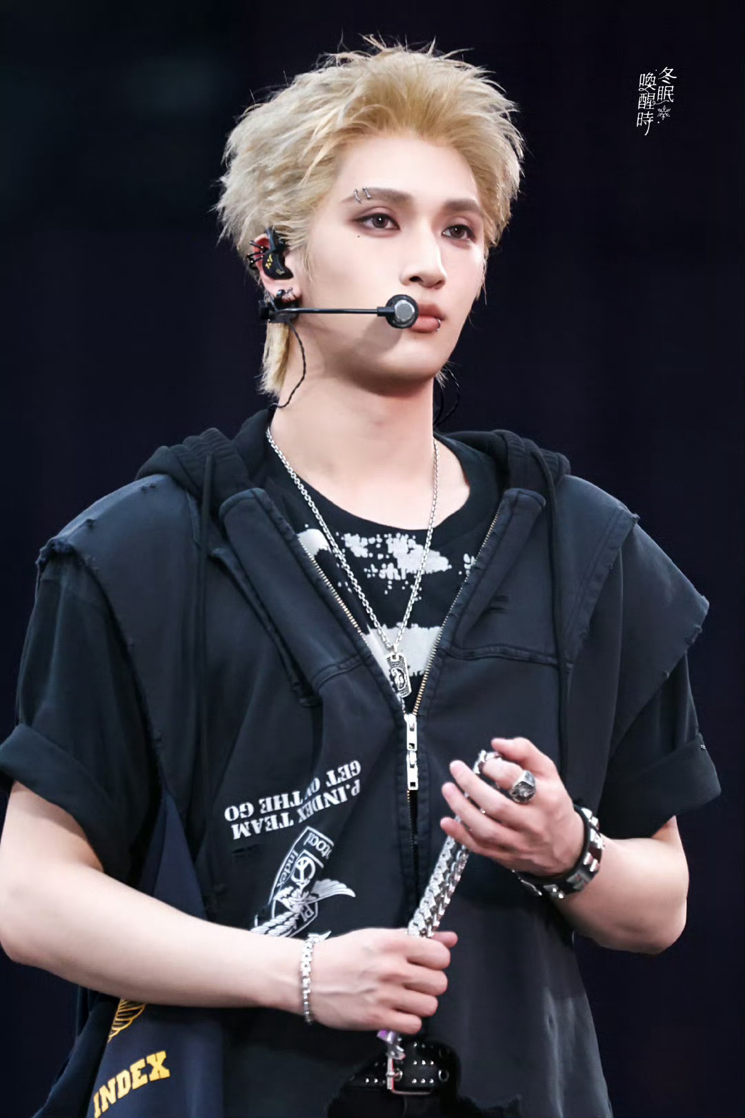 严浩翔金发露额头严浩翔金发眉钉 卧槽 严浩翔美式前刺