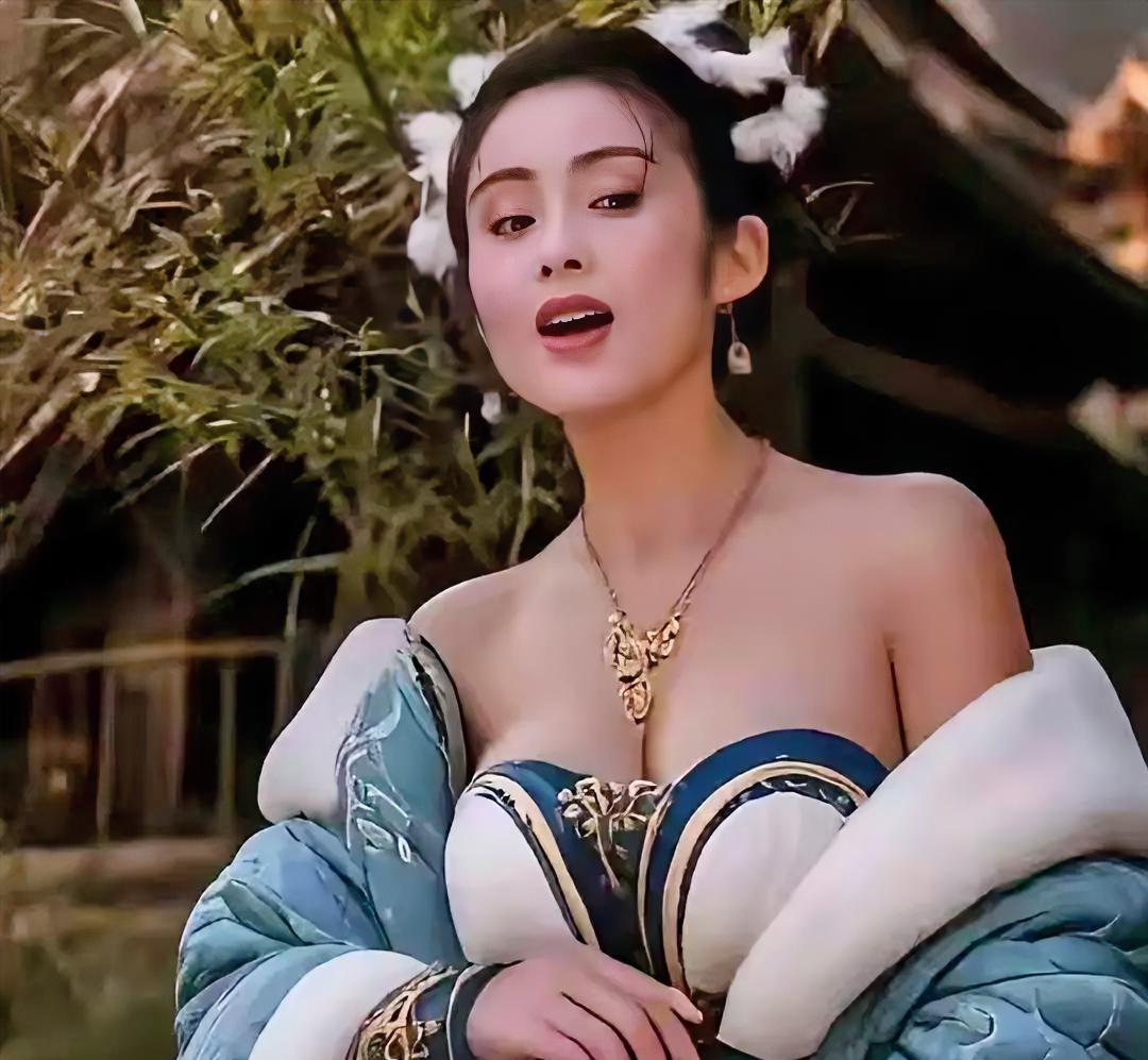 张敏年轻的时候，颜值和身材都特别出众，难怪向华胜会对她痴迷多年，一直难以忘怀。