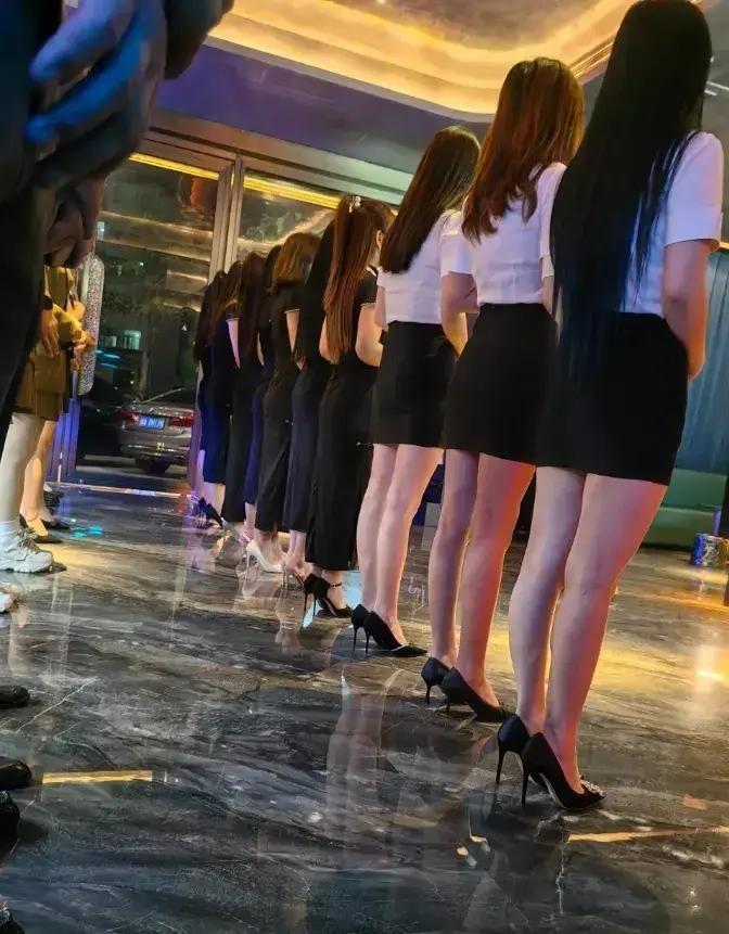 刷到个帖子说有人花三百块按脚，技师全程划水还刷手机，他直接喊店长换人，店家当场退