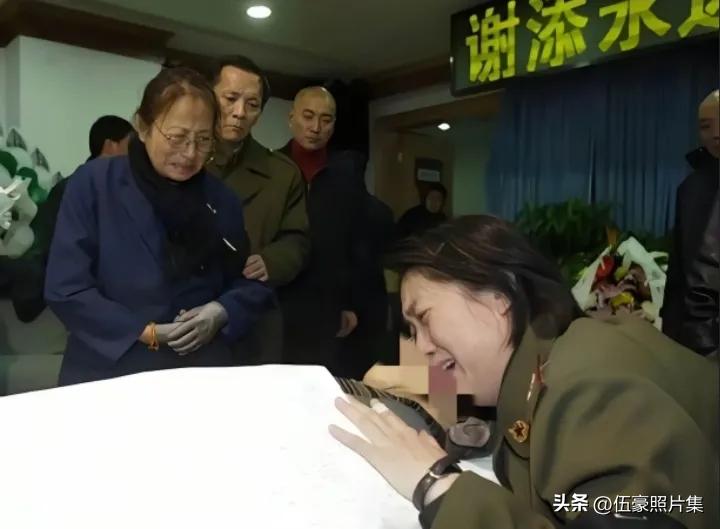 2003年12月16日下午，北京八宝山革命公墓“菊厅”告别室，中国电影界传奇人物
