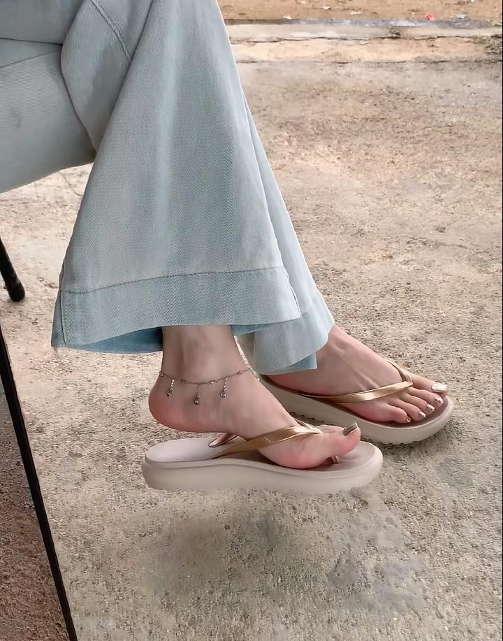 你脚上那双人字拖，正悄悄把你变成时尚圈的猎物。
广东老哥早看透了，他们踩着镶钻款