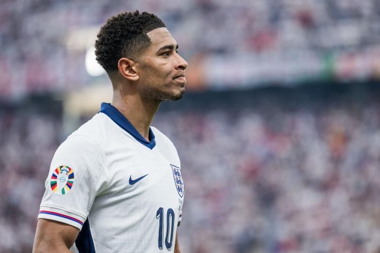 觉得皇马阵容强的基本都是伪球迷，皇马中场看似一堆六边形青年才俊，实则一个能送出关