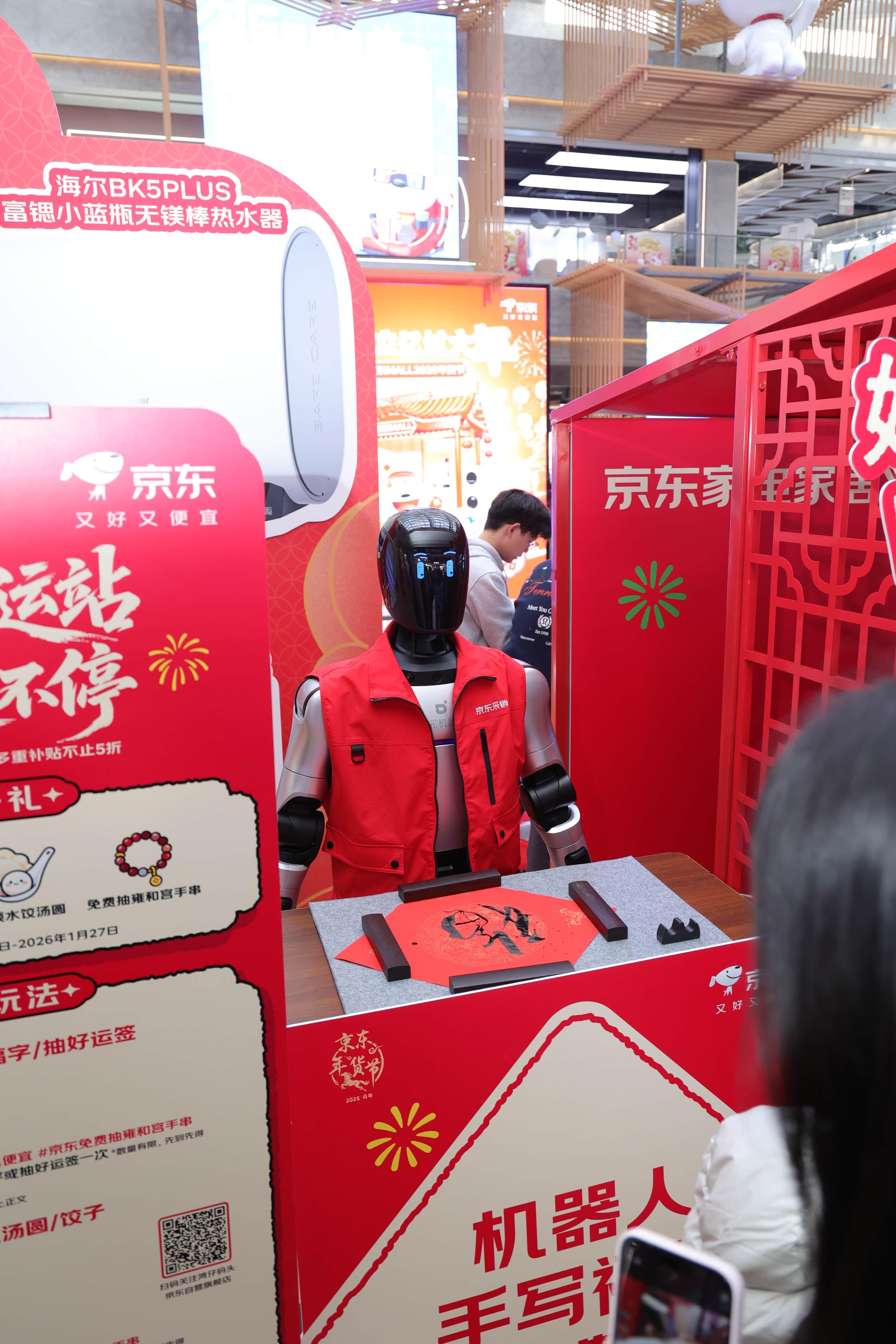 这剧情走向，编剧都不敢这么写！🎬 机器人偷偷把同事给卖了 一个机器人，硬是演出