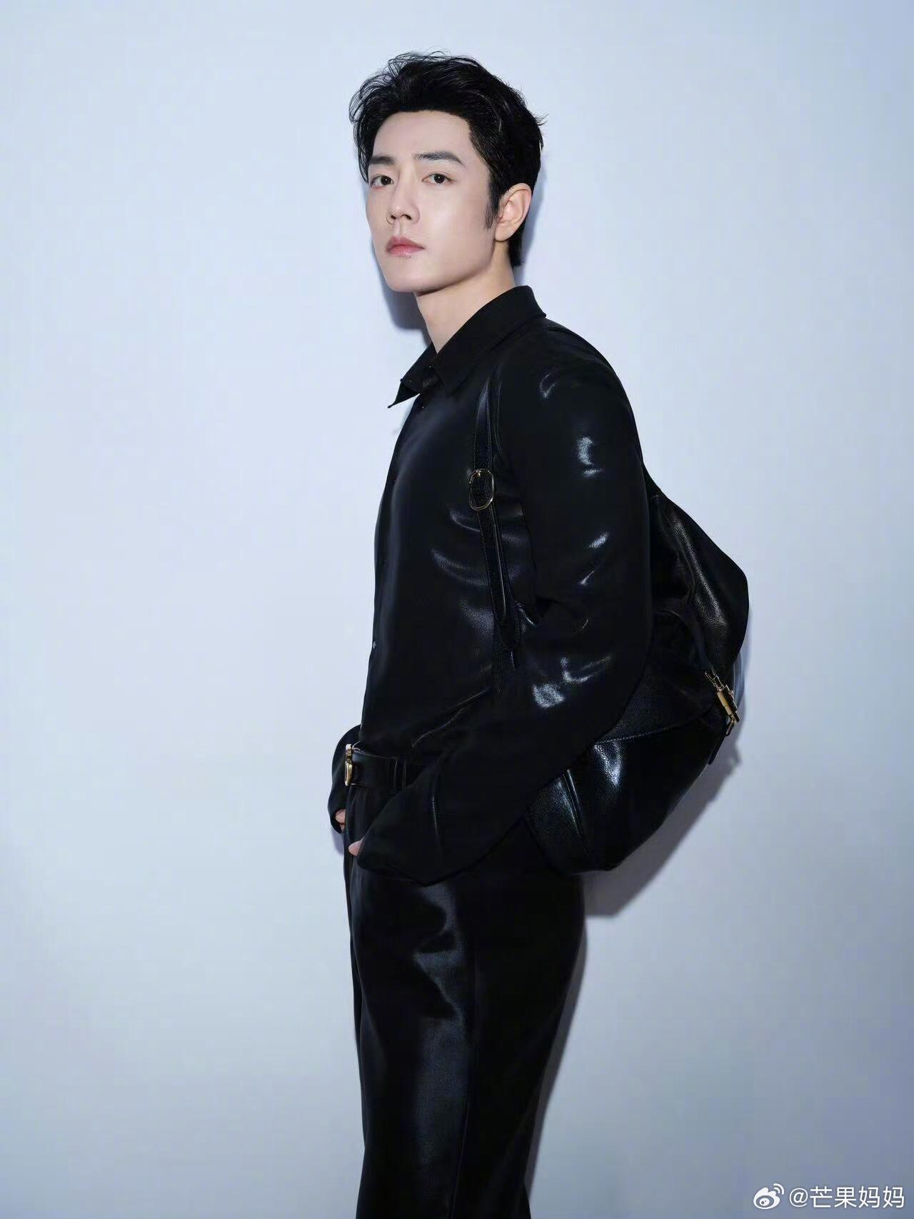 omg肖战这胸肌何意味……紧身黑皮衣，古驰你好事做尽