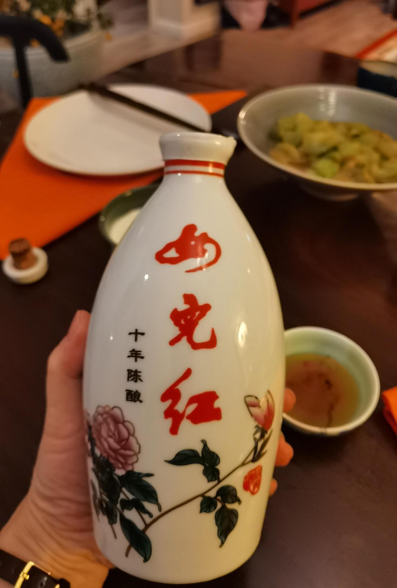 上联“红花点点化作酒”以花喻酒，写春色醉人，浪漫而灵动。下联“绿叶翩翩剪成诗”以
