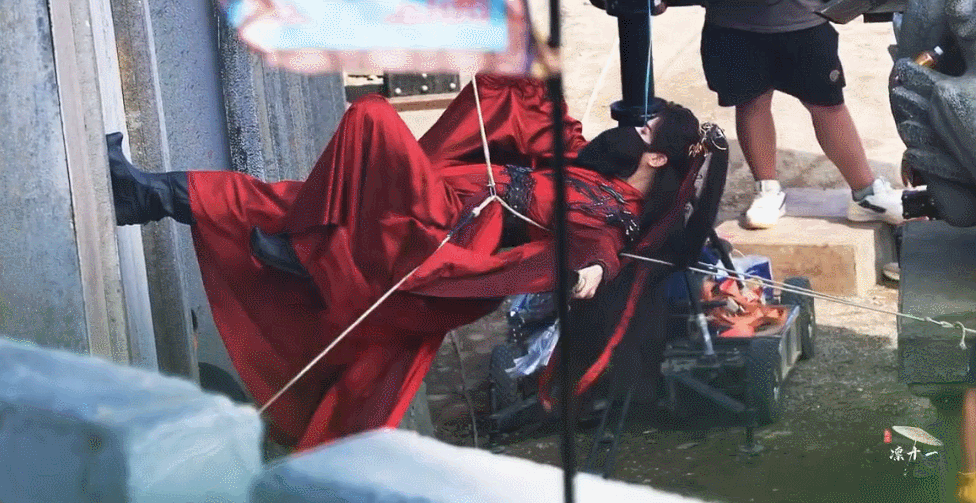 龚俊有这样的核心拿什么输我都怀疑龚俊会武功了[允悲]刚开始我还以为他是站在地上呢