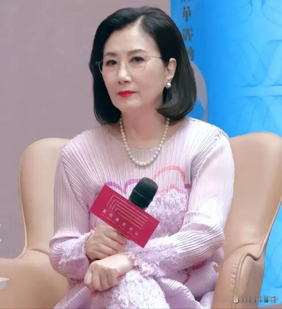 香港这个老太太77岁了，看起来很年轻啊，就像40多50岁的样子，实在令人惊奇。