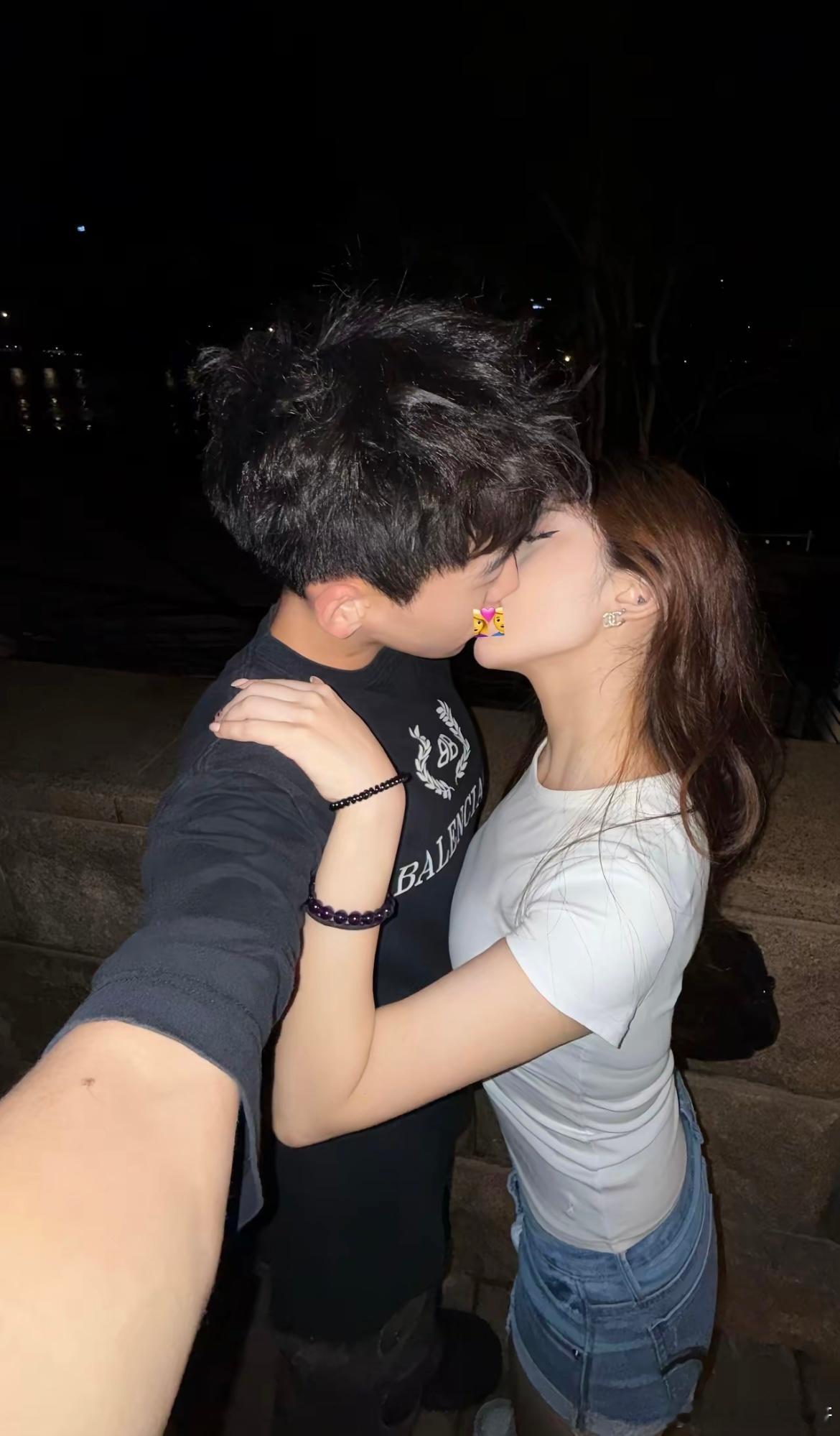 春夏秋冬都在吻同一个人 ​​​