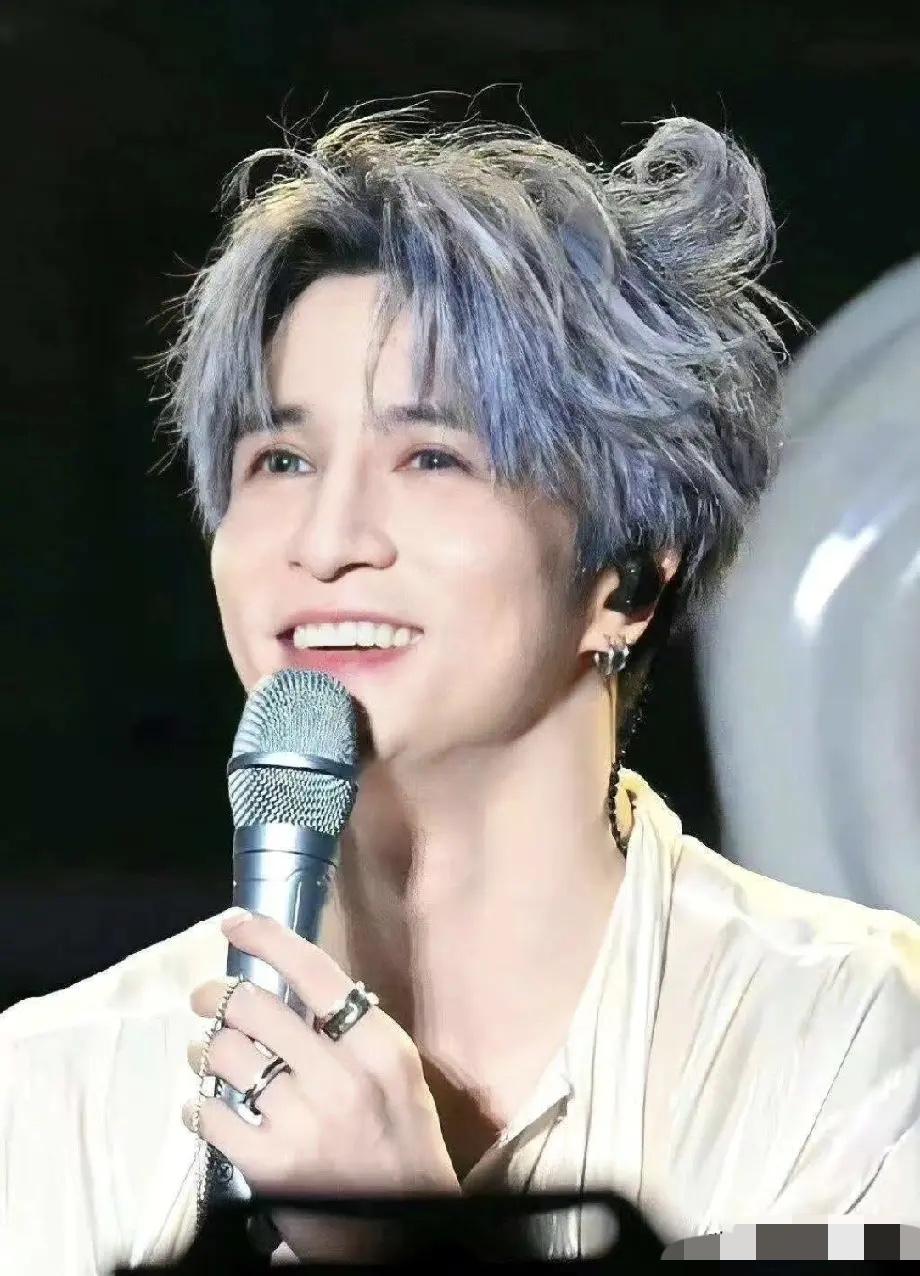 我一个同事特别喜欢薛之谦，
已经买好了他下一场演唱会的门票准备去看了，她和我们说