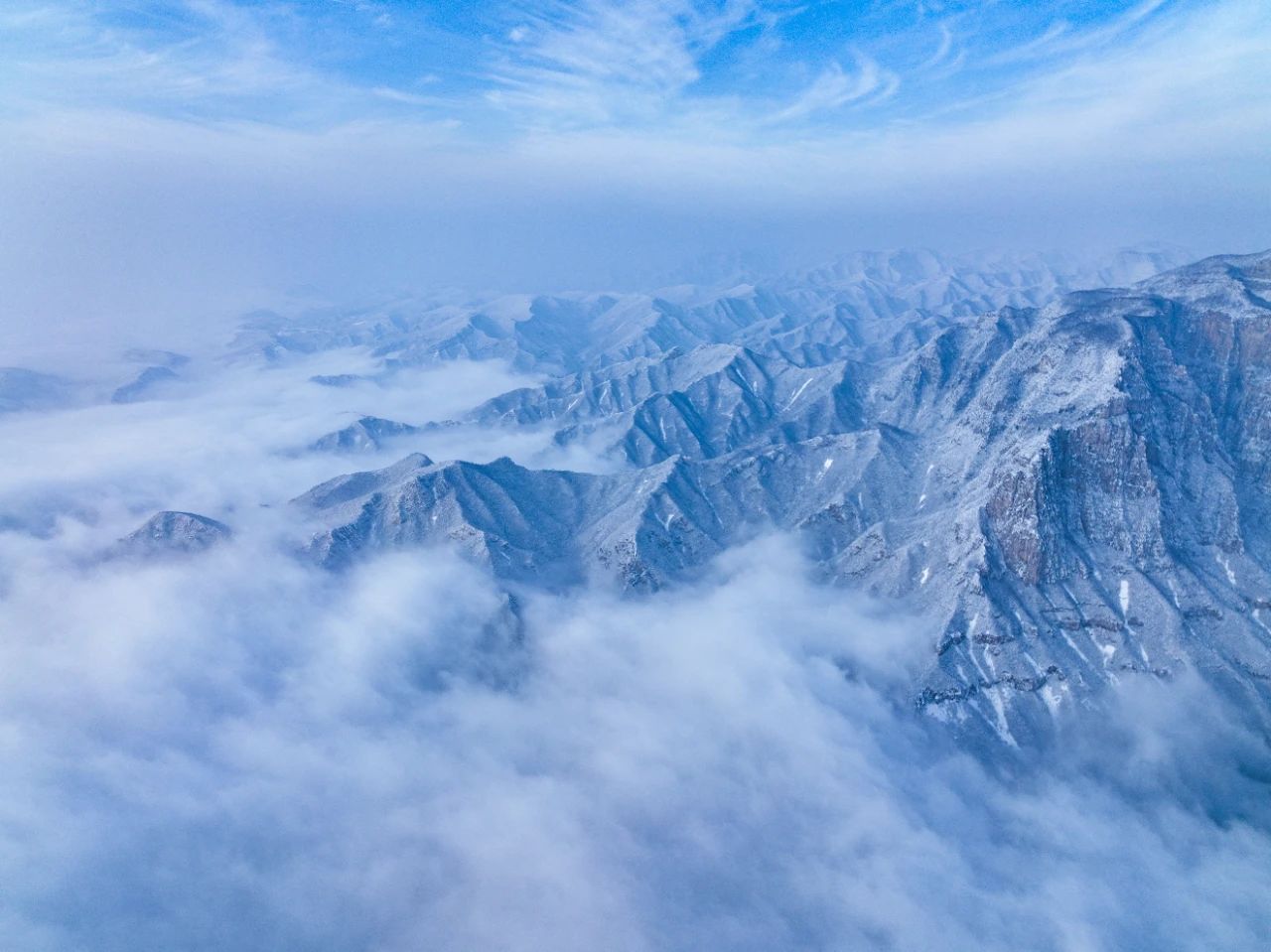 雾从山涧涌来，云自山巅生发#阿山播天气#12月2日 云台山 晴 2/11°C  