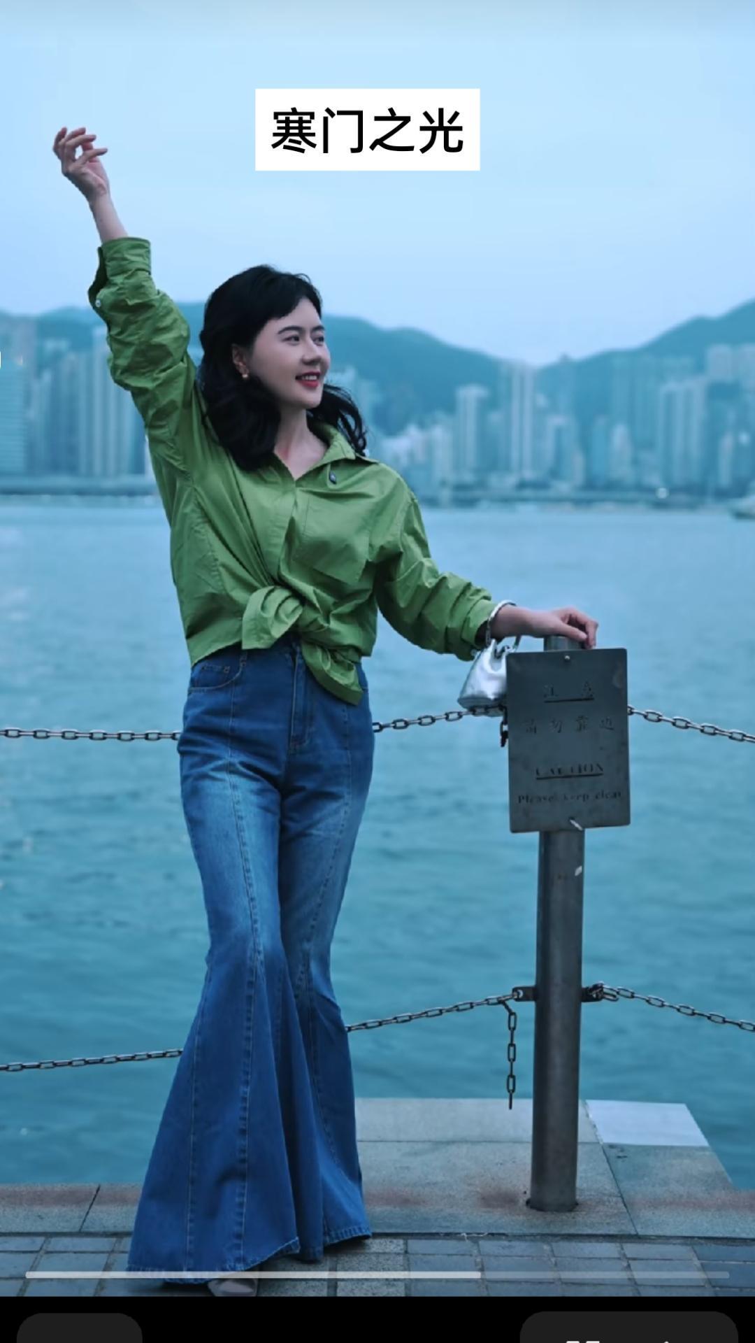 从关中平原的田垄间走来，
你是农人家庭长出的倔强枝丫，
带着泥土的芬芳，顶着风雨