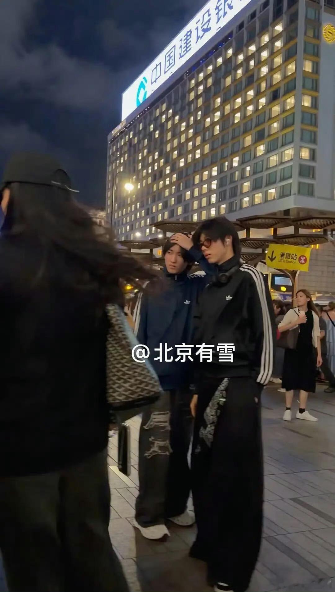 左奇函陈奕恒香港路透七夕在一起逛街，这不是官宣是啥左奇函与陈奕恒在七夕当天被网友