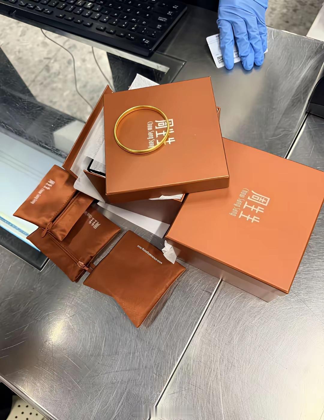 去香港买黄金，还把盒子带回来，给海关抓到了，补税5000多。 深圳