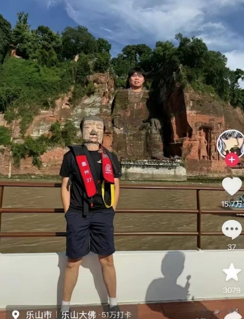 毫无敬畏之心！一年轻男子坐船隔着江对着乐山大佛拍完照，直接把自己的脑袋 P 到大