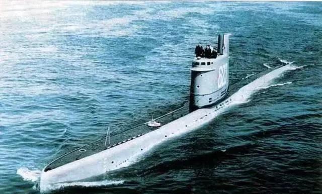 1981年，一艘苏联潜艇在瑞典海岸搁浅，瑞军迅速将其包围。可没想到的是，接下来苏