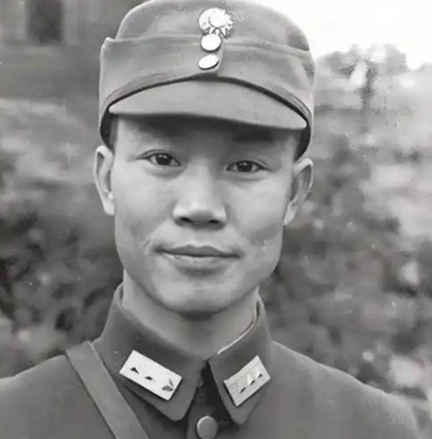 1925年，陈诚回家奔丧。7年不见的妻子，想与他同房。妻子刚到床上，就被他强行推