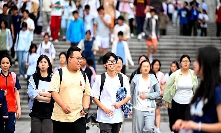 看清楚，这届高考，规矩真换了。2026，全国统一。只要能收发信息的电子设备，一律