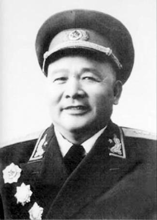徐海东在1955年授衔前夕，提出自己受伤时间太久，没有指挥打仗，就不要给自己授衔