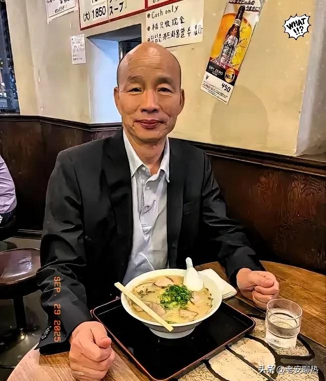他窜日还跪舔日本，毕恭毕敬向日本反华右翼政客麻生太郎说“向您报告”，他把到日窜访