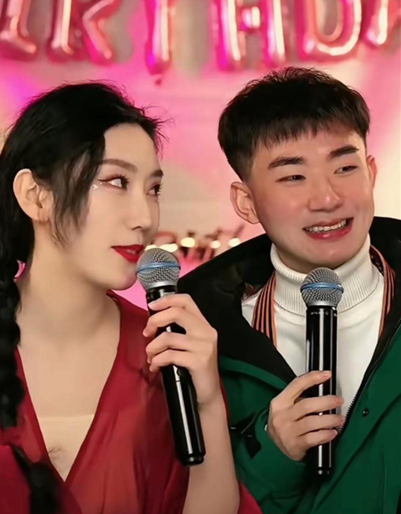 婚礼上郭德纲坐主桌，后台里栾云平“闪现”直播间。
德云社的江湖，情分和流量从来