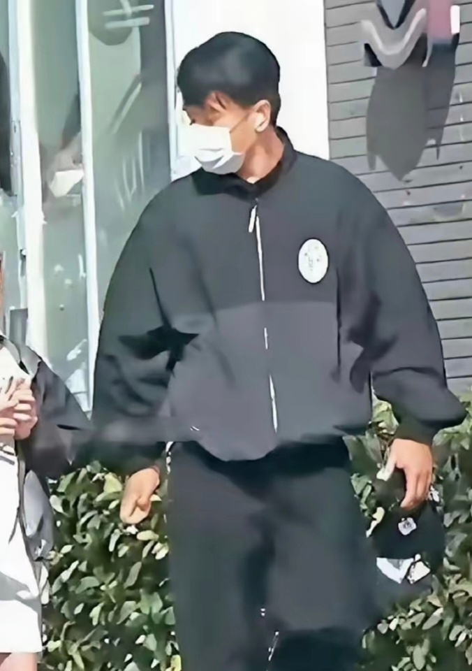 小糯米已经十二岁了，平时基本都是刘恺威负责接送，每天都会出现在学校门口，陪伴着她