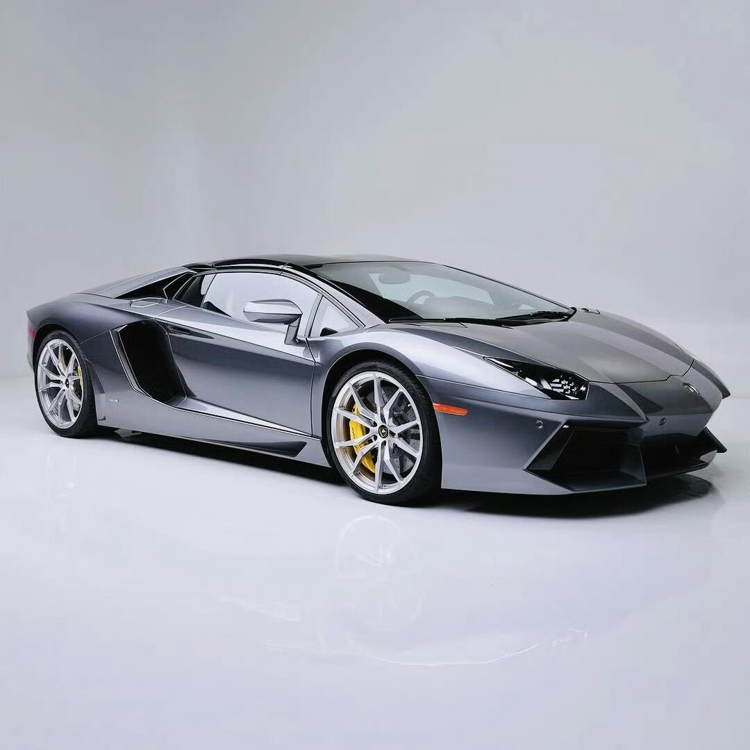 前期兰博基尼Aventador，10多年前的大牛。今天看起来依旧梦幻