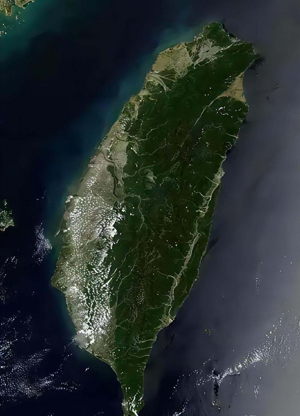 统一台湾后，很难“港澳化”了！

台湾要是统一了，驻军规模可没法照搬香港澳门那一