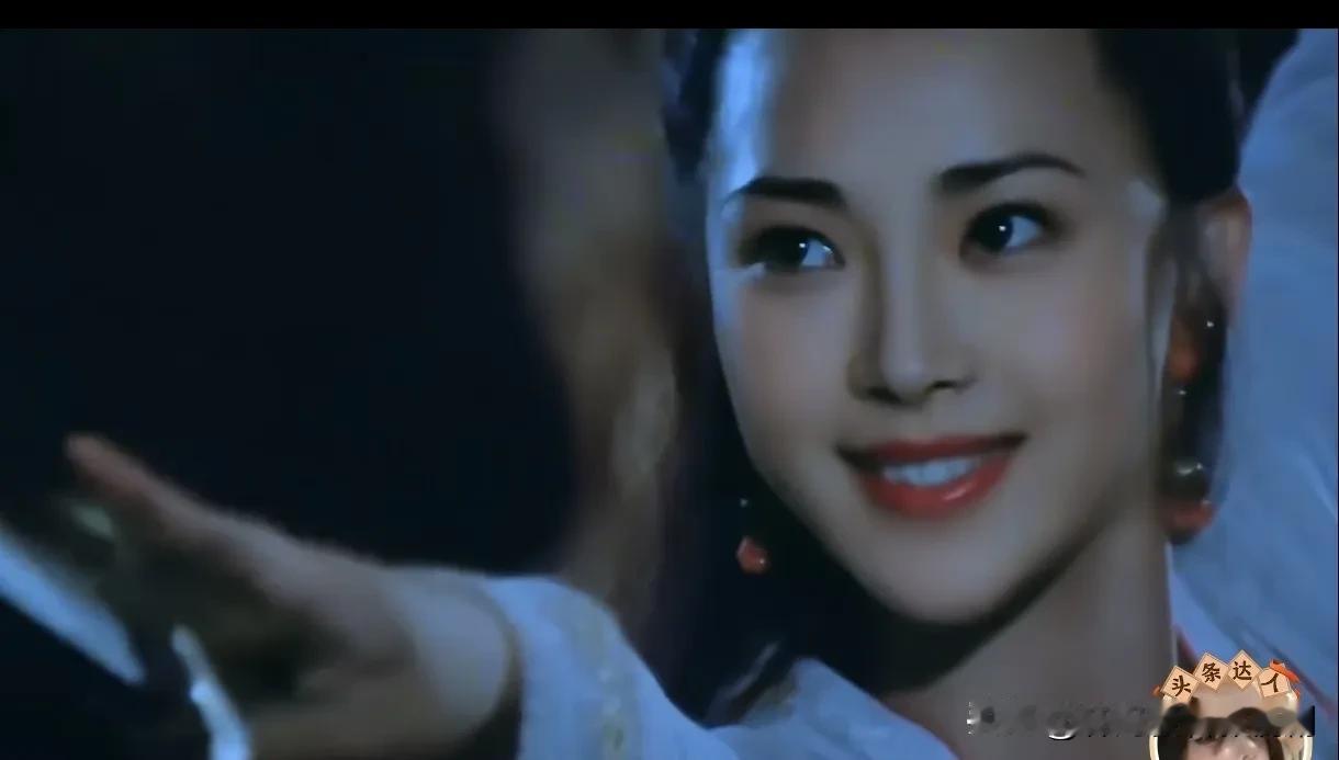 虽然说利智是长得挺漂亮，身材也好，但是李连杰的老婆黄秋燕在年轻的时候毫不逊色于她