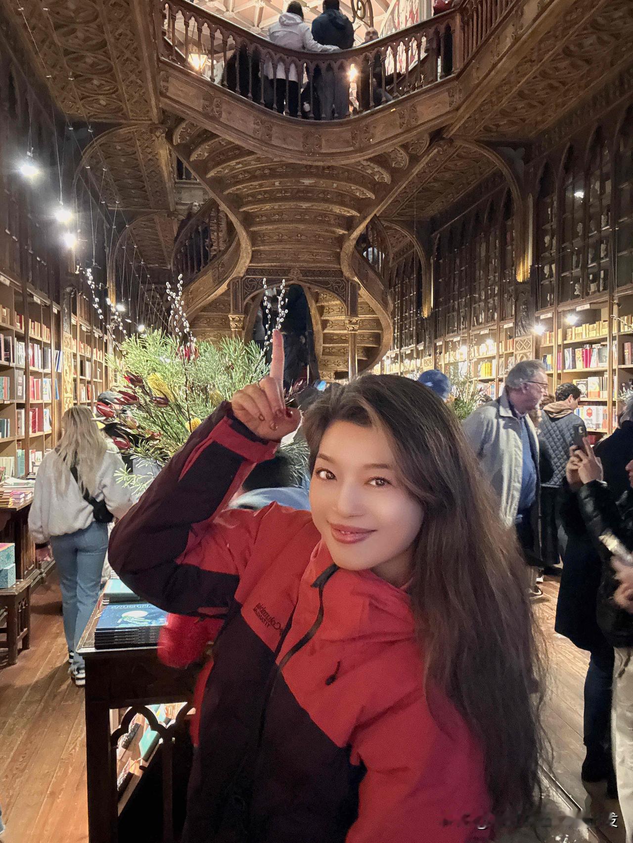 莱罗书店
雨中排队预约入场，人气旺旺～
位于葡萄牙波尔图狮子广场附近的历史书店，