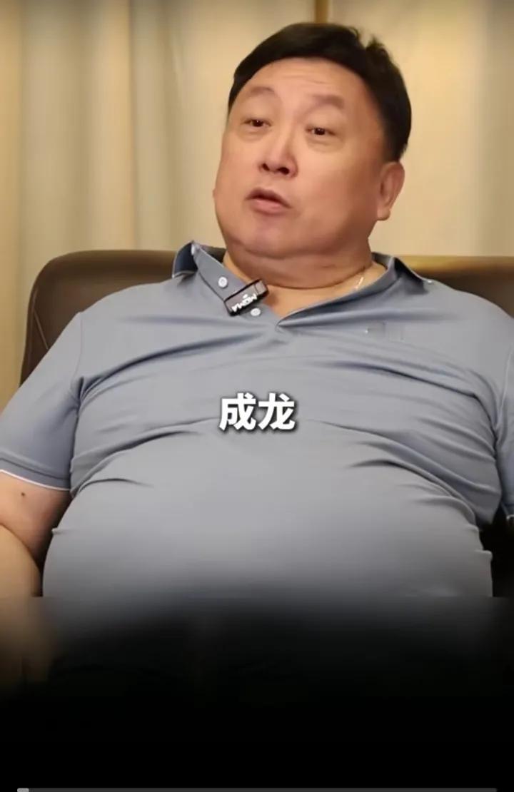 就这肚子，说马上要生了，都不夸张。
肚大如萝，一肚子的脑满肠肥。
就是现在的王晶