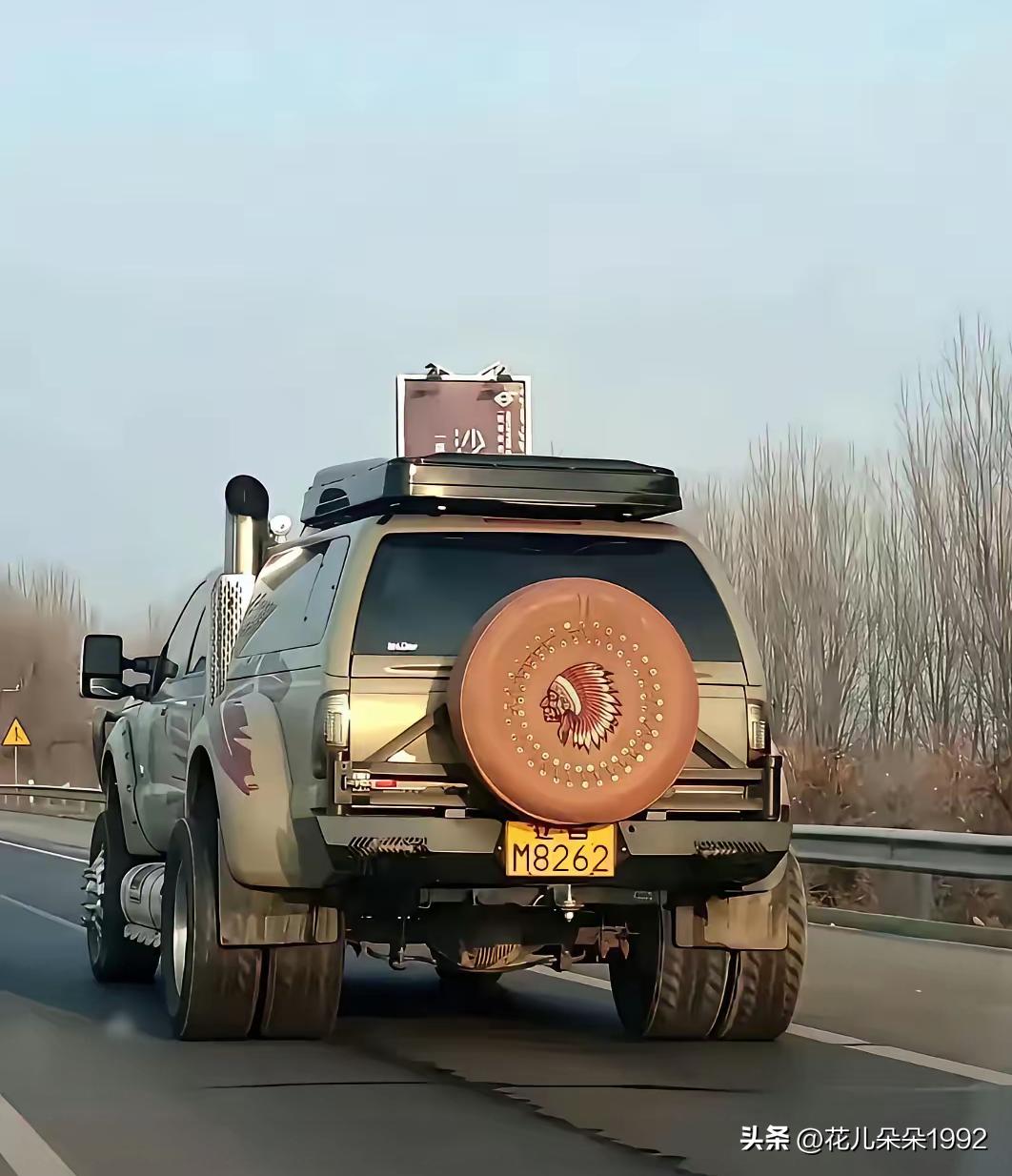 这是一台经过深度改装的福特F650重型皮卡。
它的基础车型是福特F650，这是一